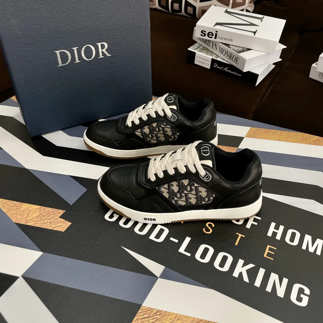 👟👟Ex-factory price 480👟👟 Women's shoes, women's clothing, women's shoes, women's clothing, men's +10 (3d printing +20) Dior Dior🔥Counter genuine products 1-1 Top version (you can compare with the original version) The top version is made, not blown out👍 👫Contrast color positioning and splicing design! Fashionable and casual personality! Look like a goddess on your feet! Simple line design, three-dimensional cutting, super invincible and stylish, looks good no matter how you match it. The super popular elements and colors make the whole set youthful and beautiful. It can easily catch the eye in the crowd. It is casual, comfortable, fashionable and versatile, a high-quality casual suit with no sense of age. ✅Fabrics: imported first-layer cowhide + high-tech laser technology. ✅Inner lining: imported transparent silk fabric. ✅Feet: original molded feet. ✅Outsole: original molded 1:1 two-color T👟👟factory price U outsole ✅Method: original 1:1 full set of lasts ✅Female size: 35～40 ✅Male size: 38～45